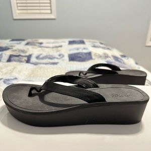 Olu Kai women’s platform flip-flops never worn. Size 9.